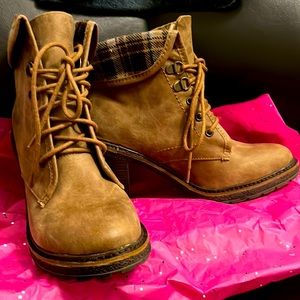 NWOT- Brown & plaid WHITE MOUNTAIN BOOTS- size 7.5 🥾🥾🥾